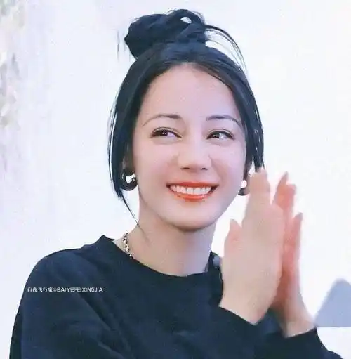 迪丽热巴油头近照状态好真实 开怀大笑美貌依旧_笑容_人们_形象