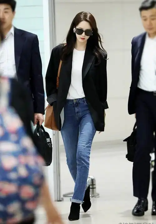 原创林允儿现身机场,穿黑色西装成林总裁,真是百变小仙女