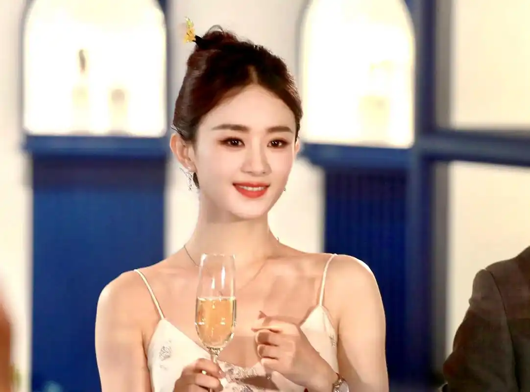 赵丽颖丸子头簪发出席天津浪琴活动,现场的人气太震撼啦!