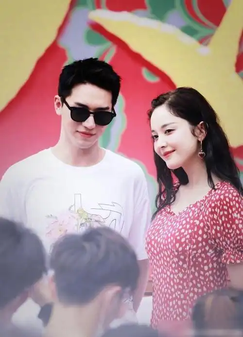 大唐明月开机现场古力娜扎许魏洲眉来眼去甜蜜合影