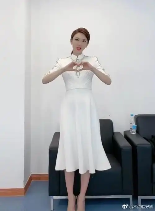 央视主持人龙洋晒照扭动身姿秀小蛮腰却被裙摆线头抢镜