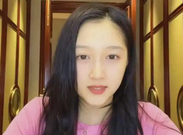 【娱乐】关晓彤晒素颜照,脸部浮肿幸福肥明显,做拿手菜探班男友鹿晗好