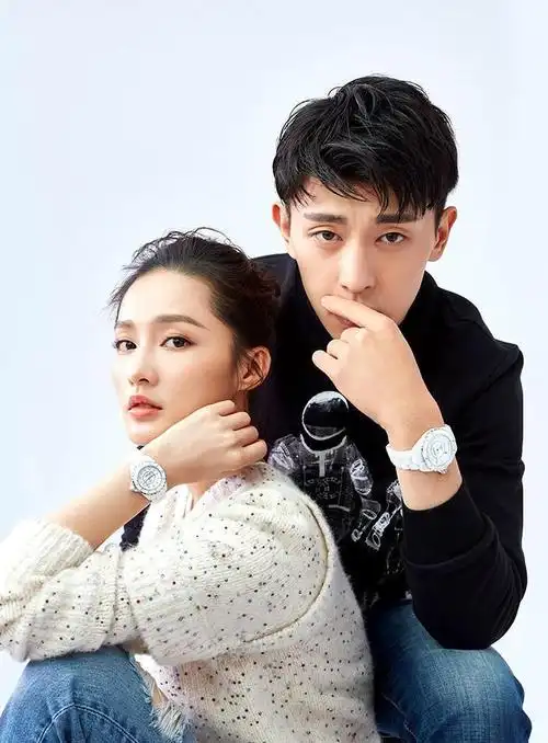 邓伦一组时尚照片李沁甜蜜出镜网友两人也太般配了吧