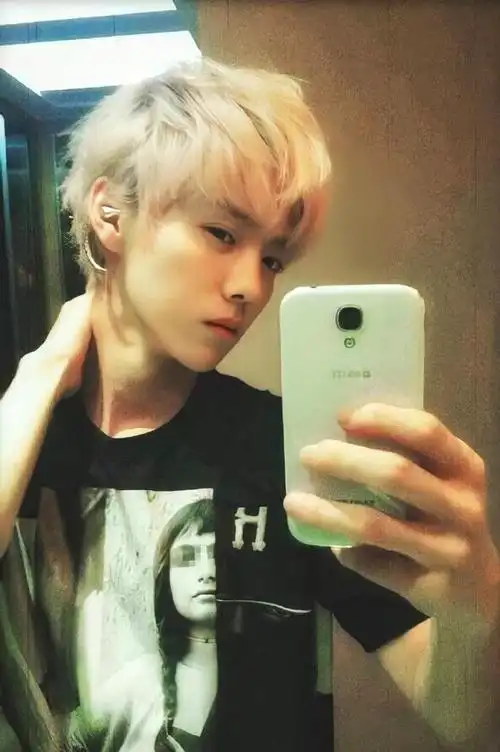 鹿晗出道前,老照片排名第一,非主流造型缺乏男子汉气概