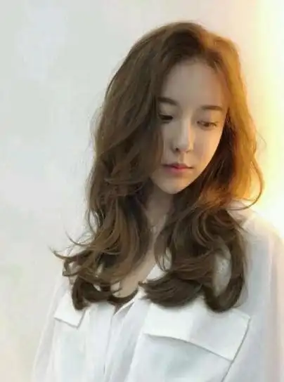 中长的波浪发型