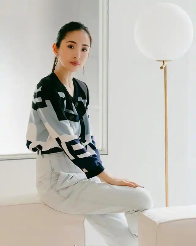 娃娃脸林依晨美照公开,剪短发后气质变成熟,但仍旧看不出38岁