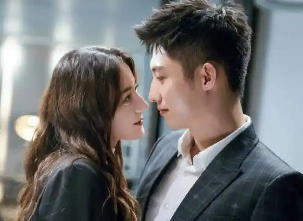 黄景瑜热巴合体上快本时,谁发现了两个人的情侣项链?