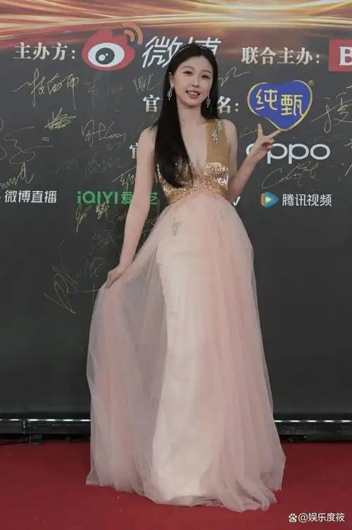 微博之夜红毯杨幂旗袍绝美刘诗诗杨紫拼高定90后小花比性感
