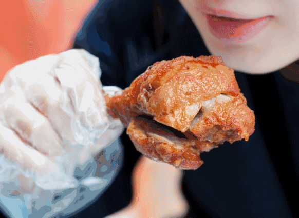 吃鸡腿真是一件令人幸福的事啊!