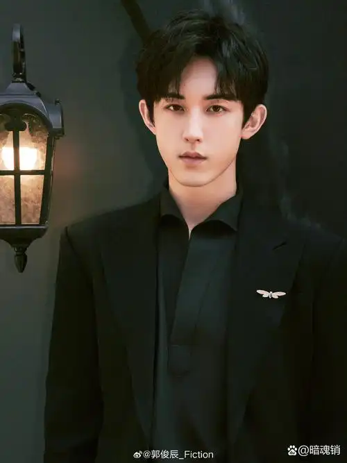 郭俊辰携电影《永不失联的爱》参加第37届大众电影百花奖,一袭黑色