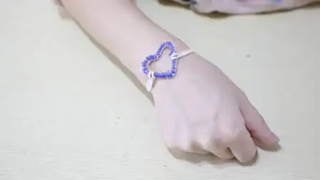 用口罩上的小材料做一个手链简单漂亮戴在手上好看极了