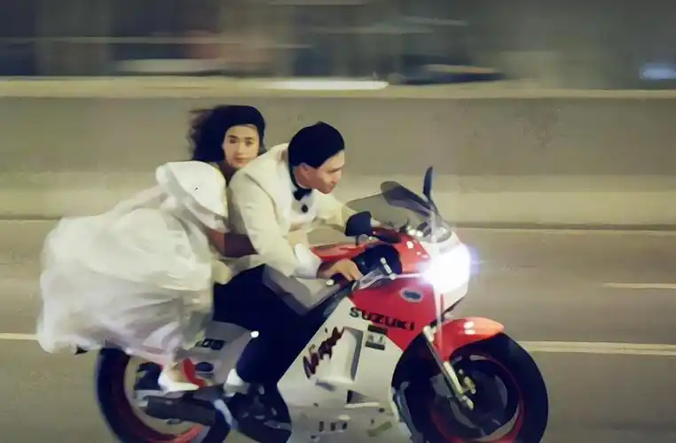 在那么一个闷热的盛夏,一台摩托,一个只给你戴的头盔,被汽油浇透的