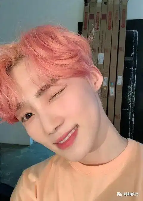 超像桃子的男团爱豆粉头发完全就是超级白净粉嫩的人间桃子