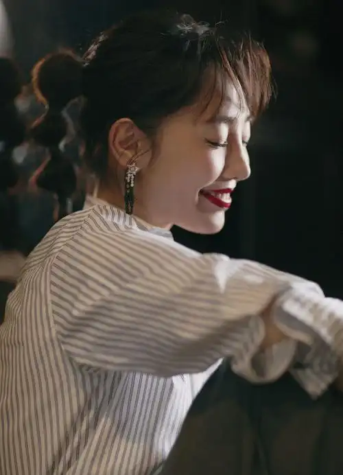 白百何主动蹲下给小演员颁奖,她右手的婚戒刺青原来还在