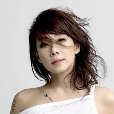 让莫文蔚李克勤周慧敏等大咖纷纷捧场 他才是乐坛神话