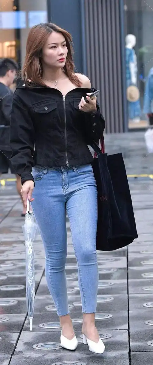 街拍紧身牛仔裤丰臀美女挡不住爱美的脚步这样很好看