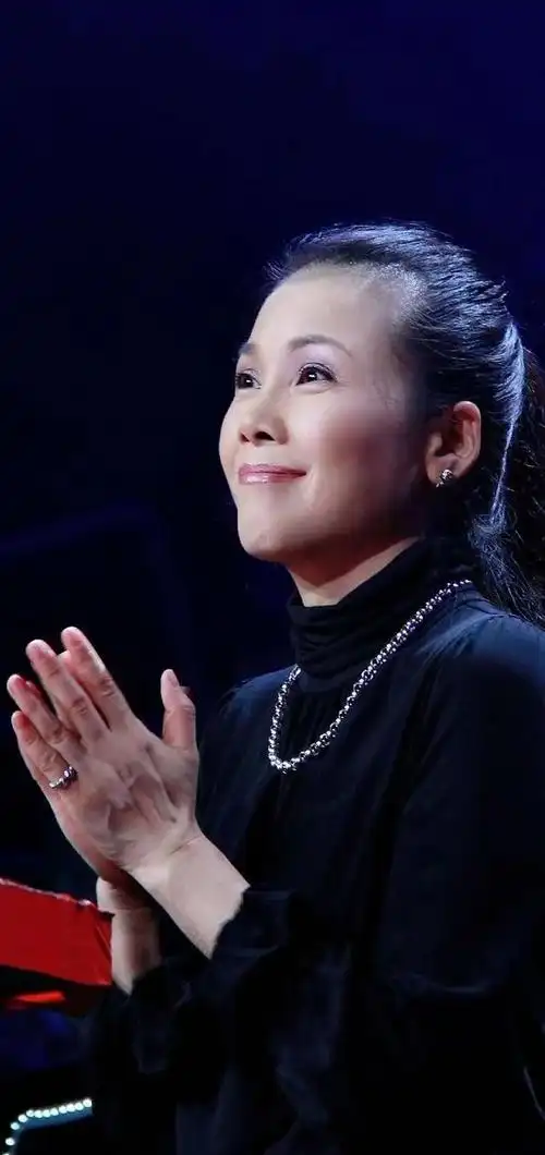 58岁田震晒泳装照!网友喊她上《歌手》刺激那英,理由把人看笑了