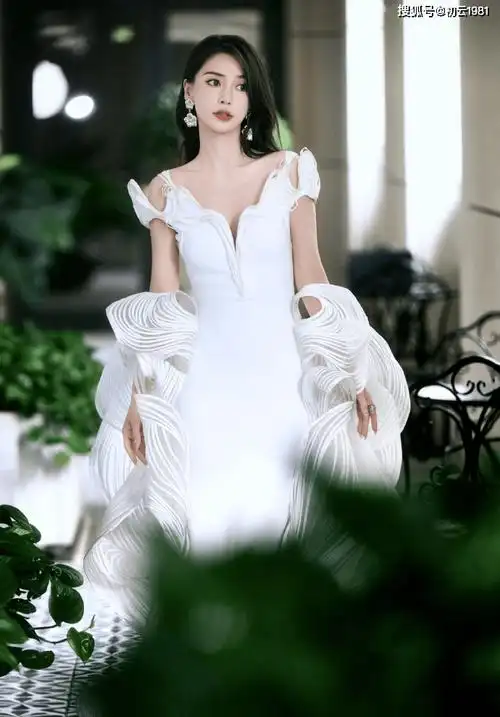 原创独家35岁杨颖现身颁奖典礼港媒惊爆不打美颜baby颜值现状堪忧