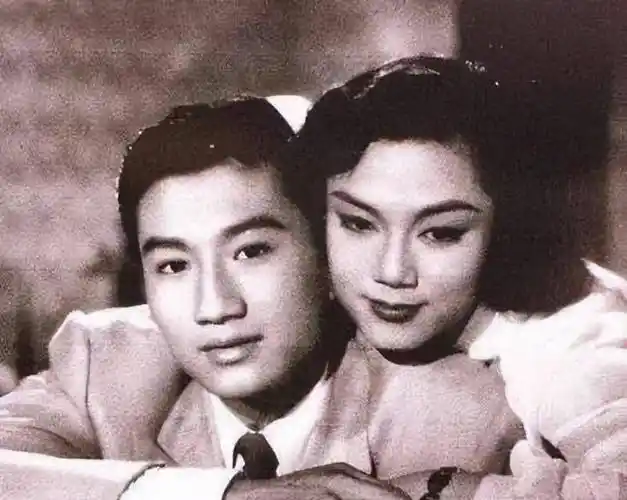 谢贤在电影行业发展的早期阶段,遇到了当时年轻美丽的女演员嘉玲,两人