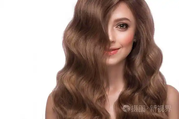 美丽的棕色头发女孩,完美的卷发,经典的化妆.美丽的脸庞和秀发.照片-