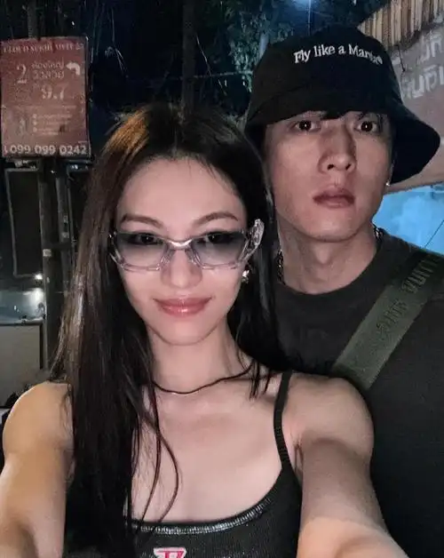 钟楚曦侯雯元晒健身房合照甜蜜般配,历任男友帅气非凡|李现|何晟铭