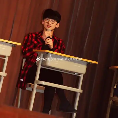 白敬亭大学时期旧照曝光模样青涩略显婴儿肥