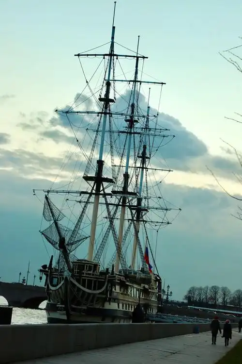 停泊在涅瓦河上的古帆船