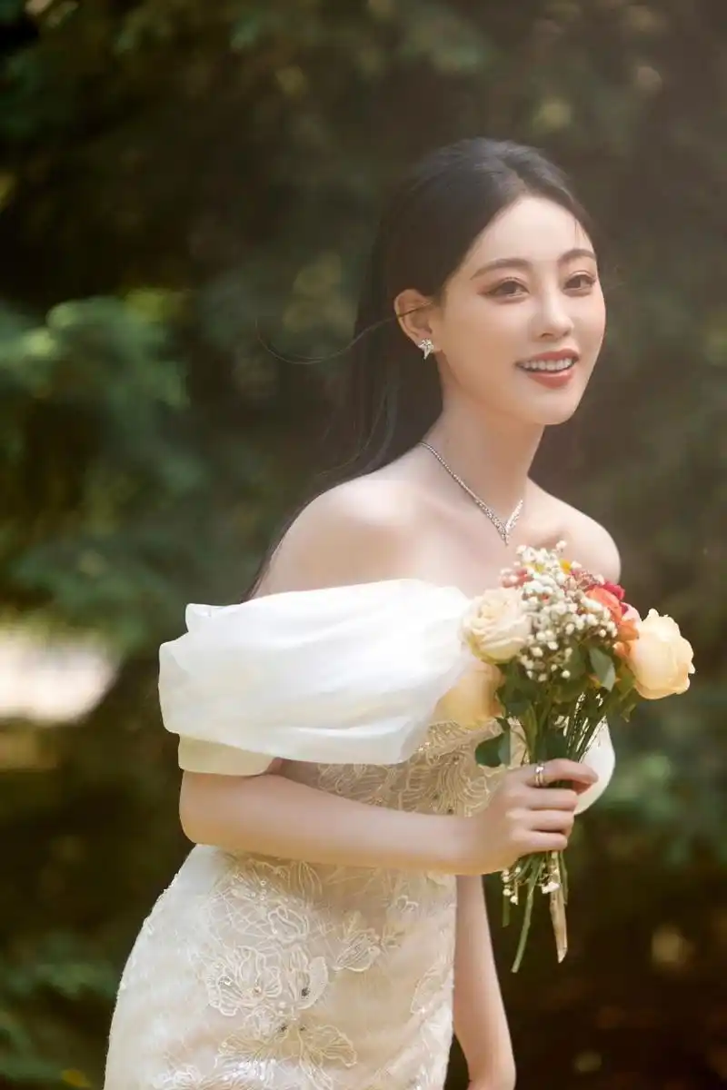 祝绪丹晒新造型,穿白色露肩礼服裙优雅又性感,美出天际让人赏心悦目.