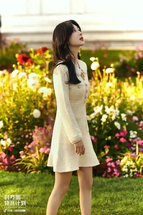 杨紫的巴黎之行就两个字好看