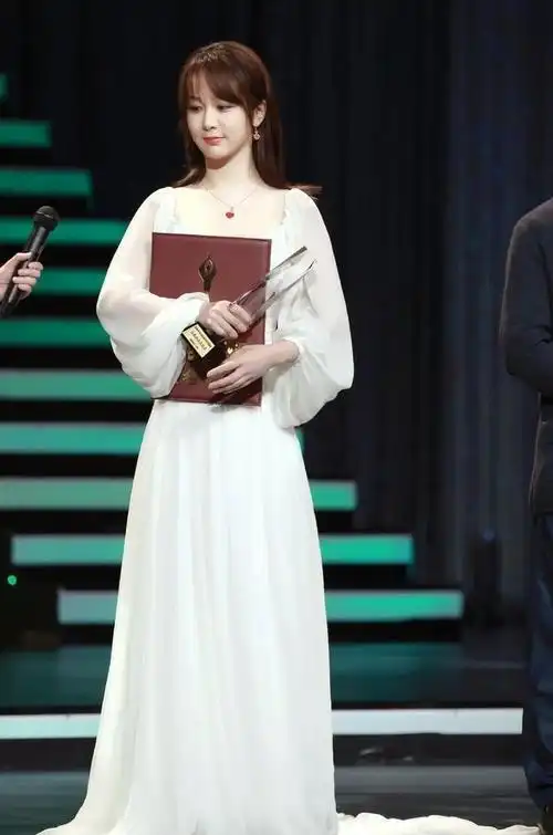 杨紫这回终于不翻车了!披肩发配长裙礼服,难得的有了美女范儿