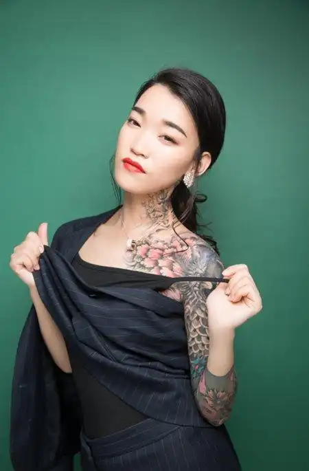 花臂杜小爱穿西装尽显嬉皮性感 网友惊叹帅爆