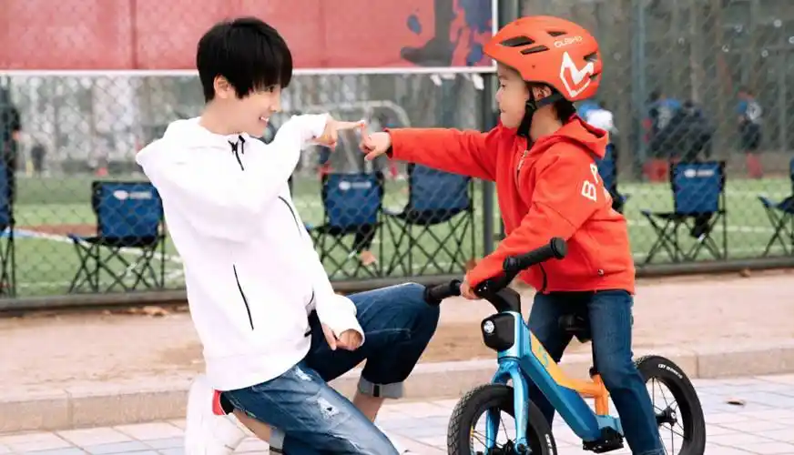 吴京虽然大多数时间都在拍戏,但也没有疏忽对两个儿子的教育,9岁的吴