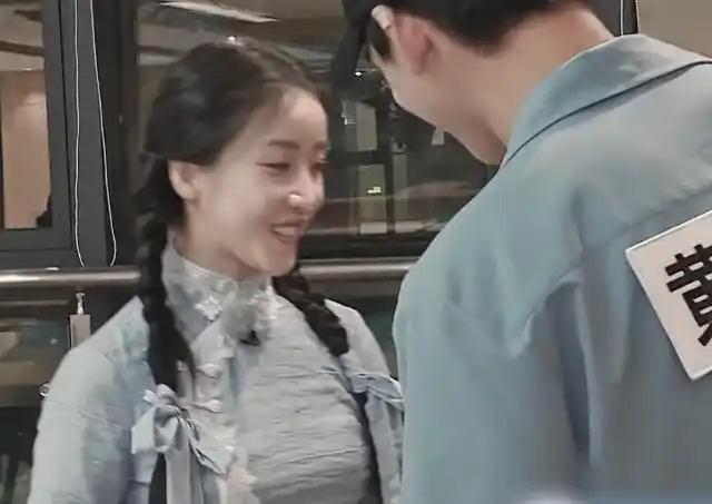 姜贞羽可怜兮兮盯着黄旭熙,男方的反应令人意外,是乖女孩的魔力