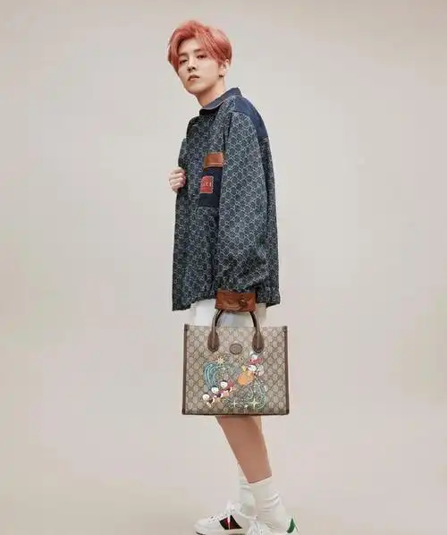 鹿晗的下半身搭配的是一条白色的宽松短裤,也是尽显时尚与舒适感,脚上