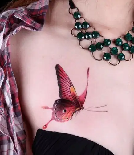 美女胸前的唯美蝴蝶纹身图案