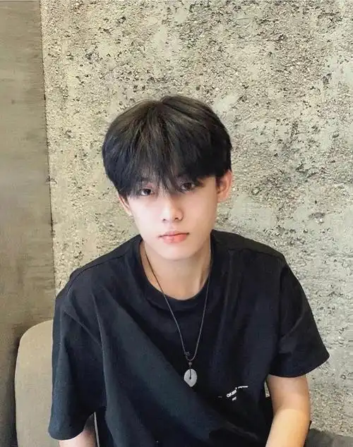 韩系碎盖超自然的发型.