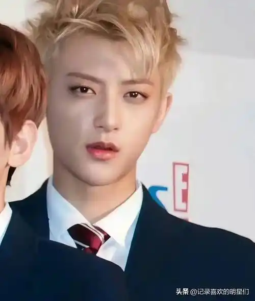 黄子韬天使的脸蛋,魔鬼身材,哈哈哈,花样美男哦!