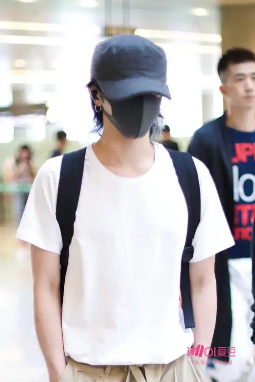 2018年6月10日,花花华晨宇从上海飞往北京,花花帽子口罩一个不落,身穿