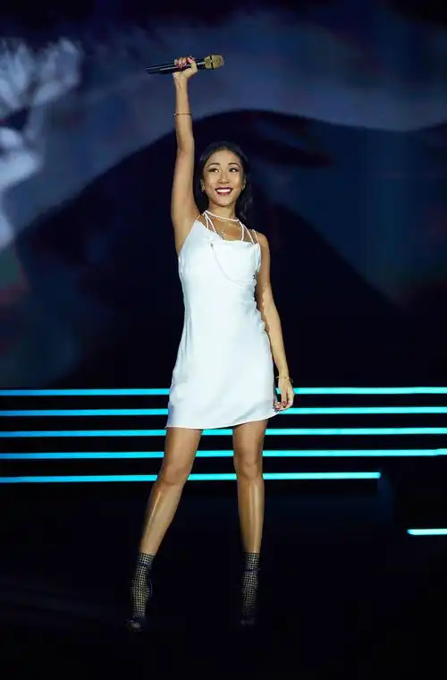 当天,吉克隽逸一袭吊带白色连衣裙亮相,搭配网状渔网细高跟,大长腿