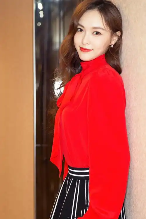 简直惊为天人,小编给郑爽穿红裙打98分. 转载自百家号作者:小萌妹哒哒