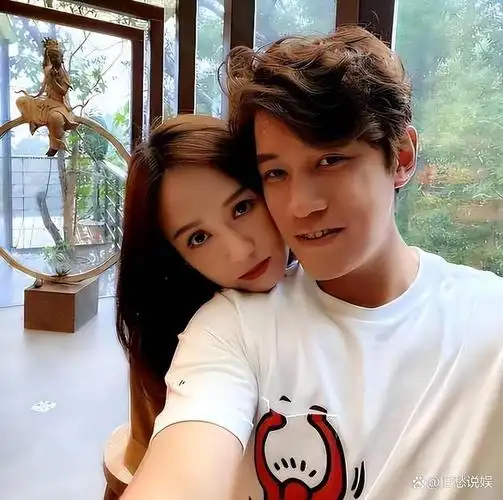 陈乔恩与老公蜜月旅行,夫妻坐热气球游玩,44岁乔恩被宠成公主