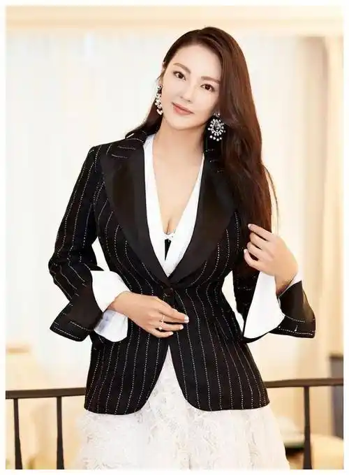 张雨绮惊艳登场羽毛裙惊艳亮相身材完美无瑕