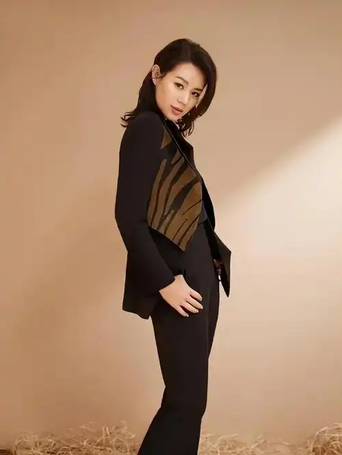 回顾演员胡杏儿嫁大3岁富豪婚后连生三胎如今一家其乐融融