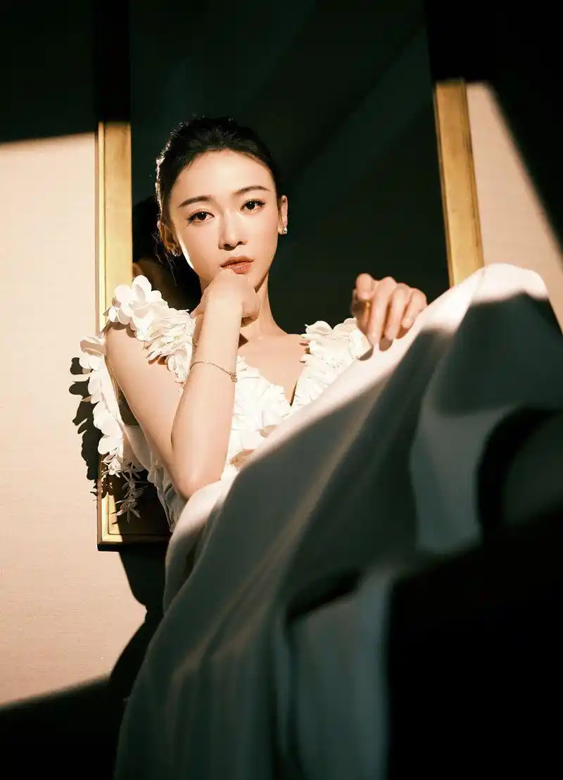 吴谨言洪尧恋情曝光 吴谨言与男演员洪尧的恋情已经持续了五年,两人被