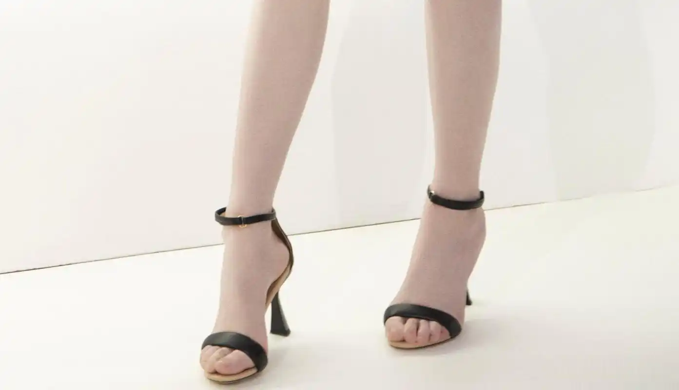 单依纯的鞋子是不是小啊?每次看都感觉脚趾很挤啊