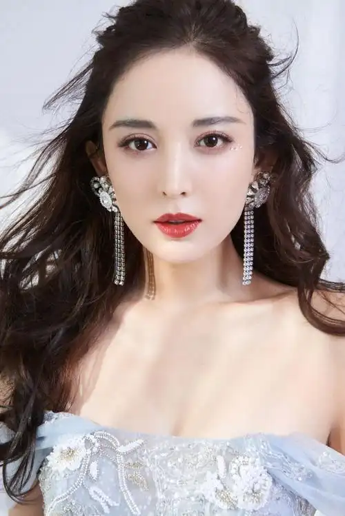 简介:古力娜扎薄纱刺绣礼裙浪漫写真图片,分享一组古力娜扎图片给大家