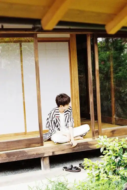 王俊凯盘脚脚系列照片合集 王五岁又又又上线啦