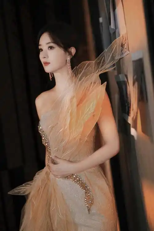 赵丽颖全新魅力造型:端庄优雅,女神风范