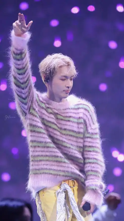 张艺兴[超话]#嘟嘟嘴和笔芯宝宝超级超级超级可爱231202@张艺兴