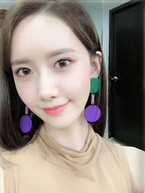 纯天然的五官有别于动刀过的脸,看的就是舒服,让人心动林允儿的素颜都